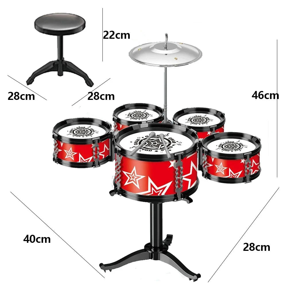 Das VendektToys Jazz Drum Set für Kinder ist ein 5-teiliges Musikspielzeug für Kinder mit roten, sternenförmigen Trommeln und Metallbeschlägen. Dieses lehrreiche Instrumentenset umfasst eine Bassdrum (40 cm), zwei Mid-Toms (je 28 cm), eine Floor-Tom (28 cm), eine Snare-Drum (22 cm) und ein Becken (46 cm). Außerdem ist ein kindersicherer Plastikhocker mit einer Höhe von 28 cm enthalten.
